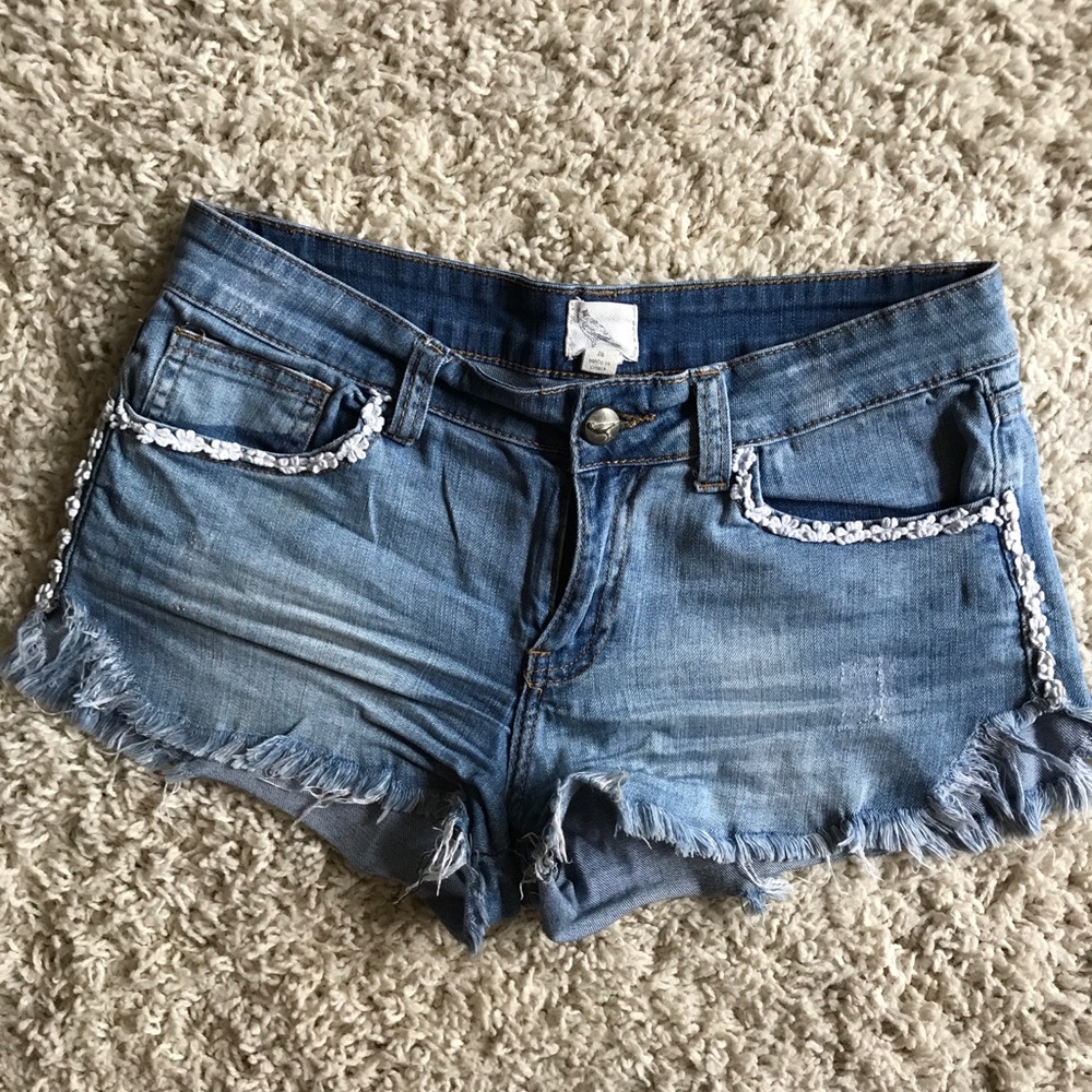 Light wash jeans shorts with flower details